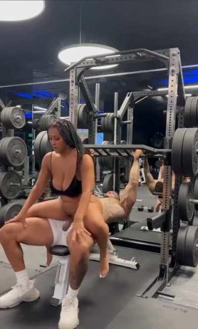 🏋🏾‍♂️🏴‍☠️