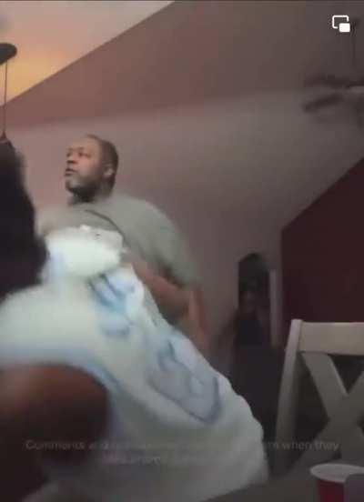 Man catches his girlfriend dancing with her booty on her cousin's lap.👀🫢