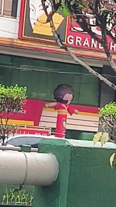 Ano ginagawa netong mascot / balloon figure ng Sogo?