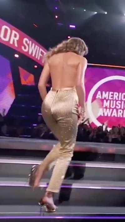 Taylor Swift looks like an absolute goddess here