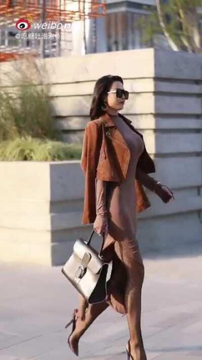 Damn she gets everyone’s attention👀