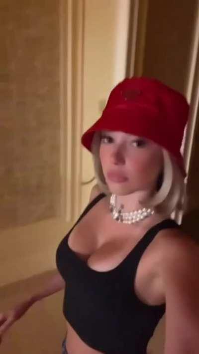 Every beta loser should worship BBC only model Sarah Snyder by fucking their sweaty handpussies and eating their own cum. She is superior in every way.