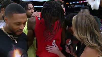 [Highlight] The entire team Blazer team celebrates Grant during his post-game interview