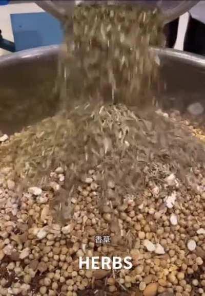 How the soup base for hotpot is made