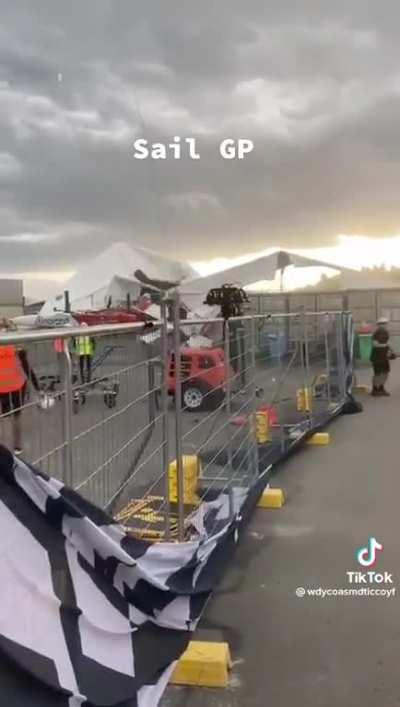 Strong winds smash Canadian boat at SailGP in Sydney while it's being moved by crane (18/02/23)