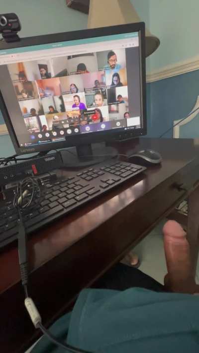 ¿Alguien me la chupa mientras estoy en clase?