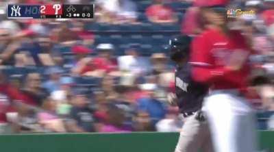 [Highlight] Gleyber Torres goes the other way to make it a 2-1 game and cut the deficit in half.