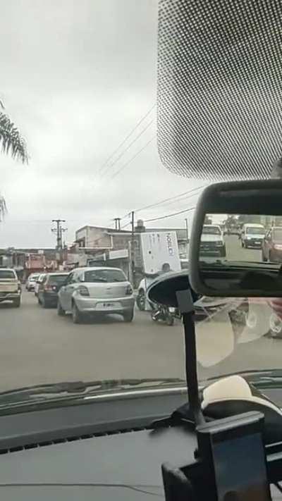Corrientes: Llevaba el smart en la moto y se dio un palo