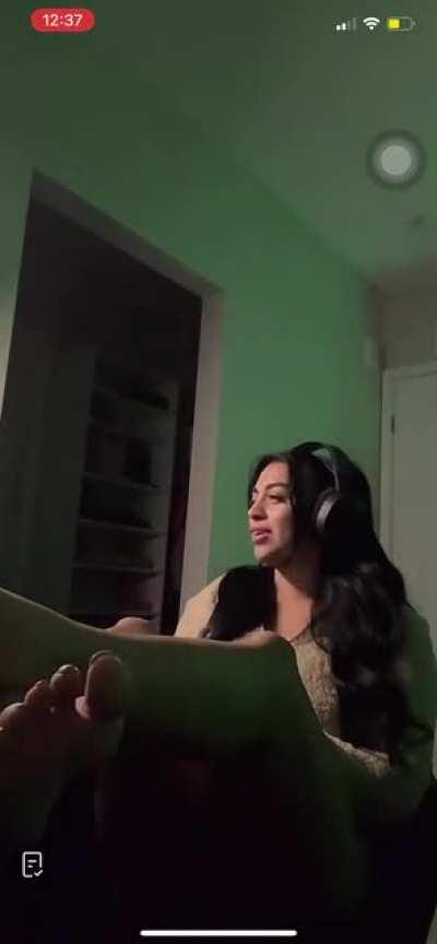 ashsillusions live right now