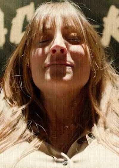 Kaley Cuoco makes you eat her out