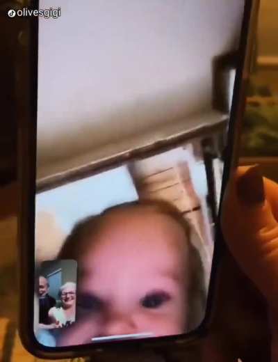 During a video call, this  baby took daddy’s phone, running away, bringing endless laughs to grandma and grandfather