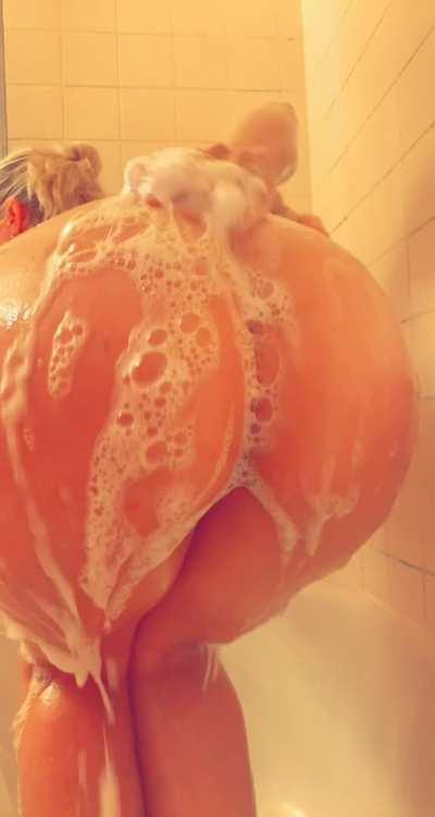 Who wants to get in between my 19 y/o cheeks ? 😻💦