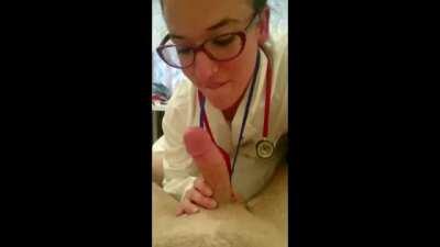 Hastasına sakso çeken Türk hemşire