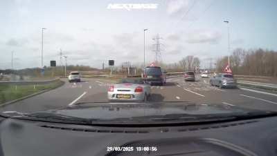 Do people not know how roundabouts work anymore