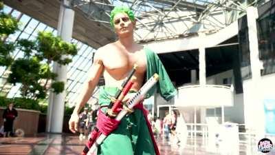 Incredible Roronoa Zoro cosplayer filmed at Japan Expo
