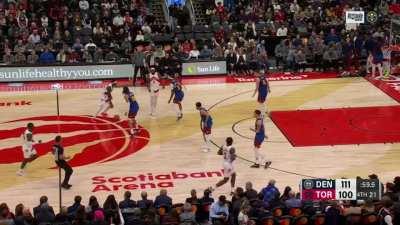 [Highlight] Jokic sinks the grenade 3 with 0.5 seconds on the shot clock at the time of receiving the pass