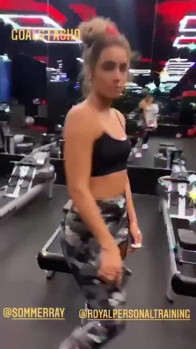 I love how she turns around on command 😍🍑