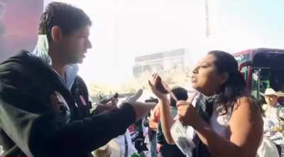 Momento exacto en el que un youtuber gen Z es violentado por parte de ciudadana 'apartidista' que lo acusa de ser parte de toda la violencia que hay en el país.