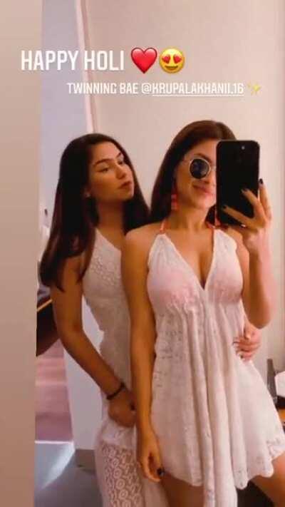 Damn! That deep cleavage 😍