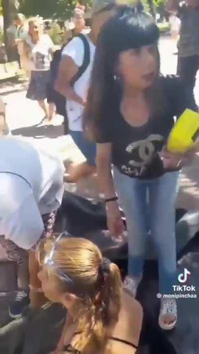 Un grupo de señoras que vieron como los punteros políticos K vendían en las plazas comida que era para los comedores infantiles, se la sacaron y la empezaron a regalar.