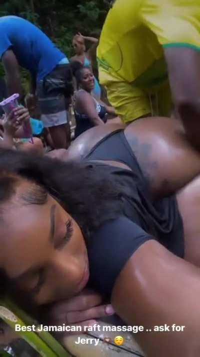 Why she bending over like that? 😩