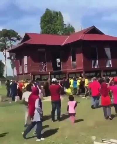 From their accent, this happened somewhere in Malaysia. Does anyone knows the context of this?