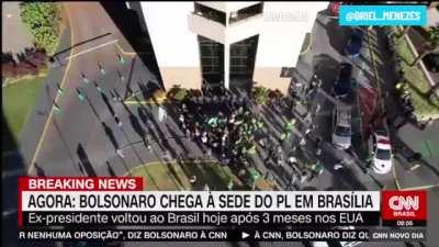 BRASIL: Jornalista da CNN debocha do fracasso de público que aguardava Bolsonaro no Brasil: “Meia dúzia de gato pingado”.