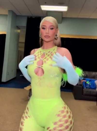 This pawg Iggy needs two dicks in that phat white ass