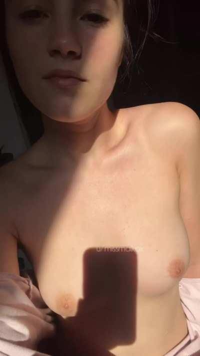 I’m tiny so i dont need a bra😇