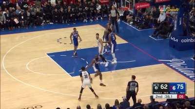 [Highlight] Simmons gets the ball in the restricted area with Embiid on him and immediately passes it up