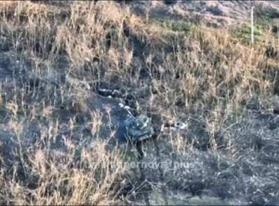 Ukrainian tank assaults russian trench, fires at point blank range