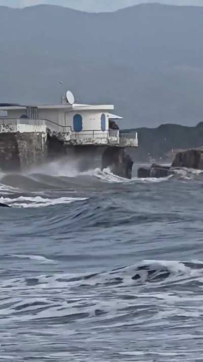 Terracina (LT). Casa vicina al mare. Ci vivereste?