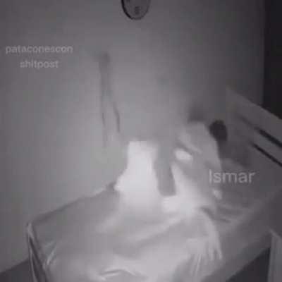 El Hermano de Droos cuando lo va a visitar y se queda a dormir