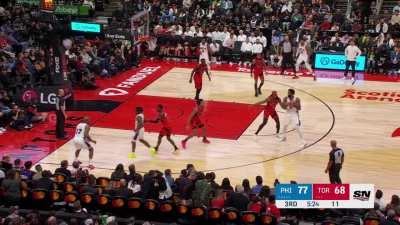 [Highlight] PJ Tucker expert level playmaking finds the raptors seated bench