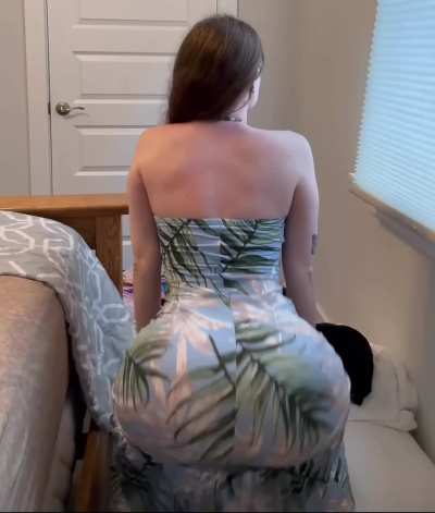 Big booty white girl twerking