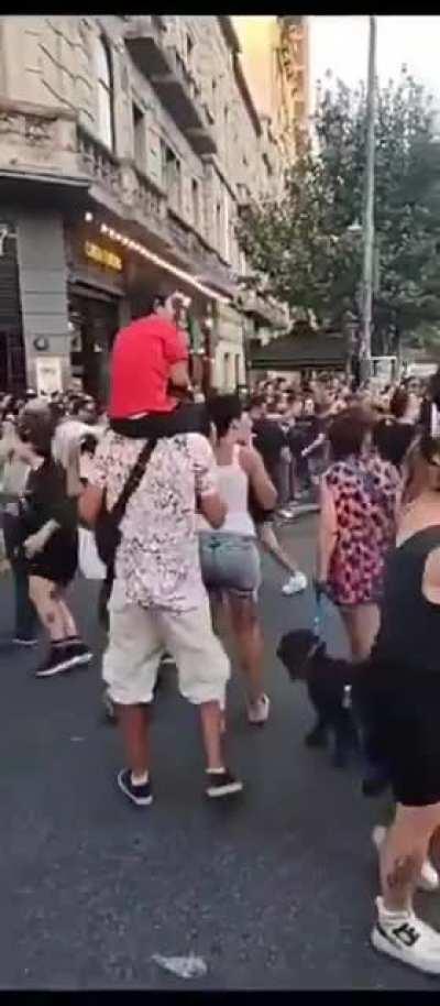 Bregman se hacia la piquetero, vio un policía a media cuadra y salió corriendo