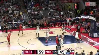 [Highlight] Amen Thompson displays his insane athleticism with a baseline double clutch dunk!