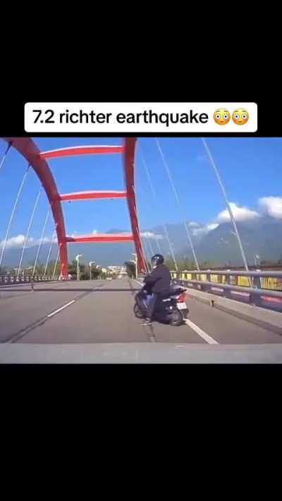 🔥 M7.2 earthquake on a bridge in Taiwan