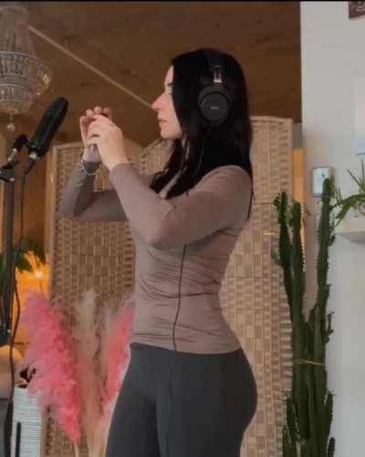 Masha Katasonov, sticking that ass out