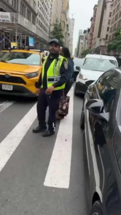 Nah I’m in tears son 🤣🤣 Fake NYPD cop vs Ice Cream truck man 🤣🤣🤣 “U a bum u sell ice cream”💀💀💀💀 