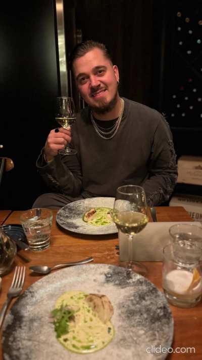 (Volume warning) Inside you there are two wolves: