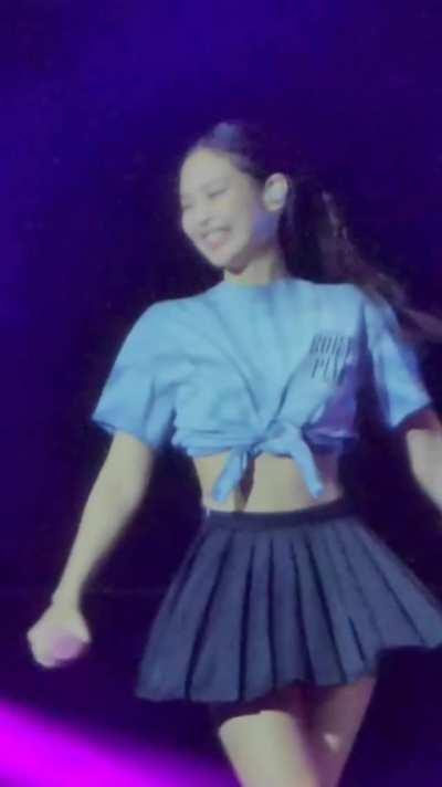 Jennie's buttcheeks 😳😳