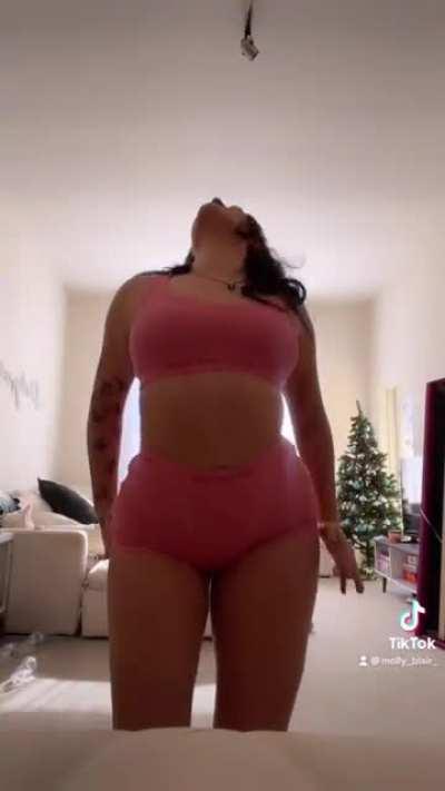 Molly knows how to shake her phat pawg ass