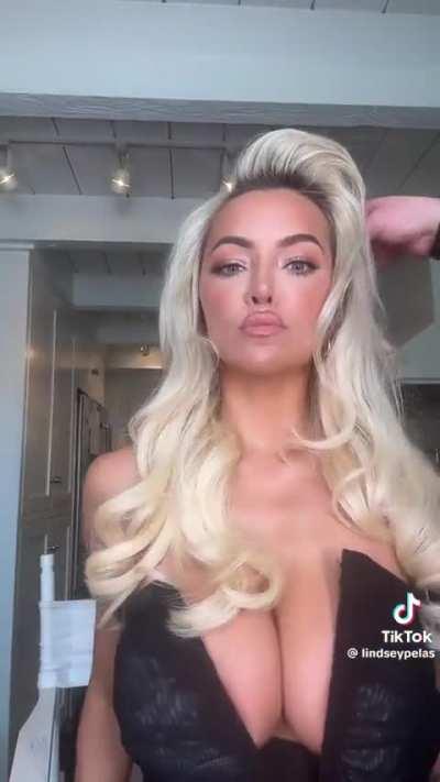 @lindseypelas deep Clevage in dress!