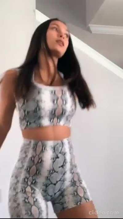 Look at that phat jiggly Ass