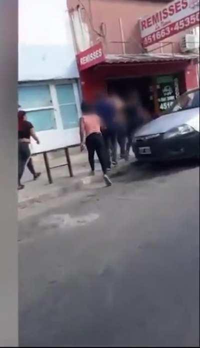 Mujer se hace pasar por su hija, hace una cita con el hombre que acosaba a la menor y le dio una golpiza