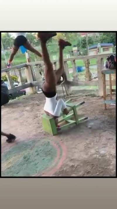 Don’t try this at home 🤸🏽‍♂️🤸🏽‍♂️ Big up to the dancers, I’d break my neck for real 😩🤣