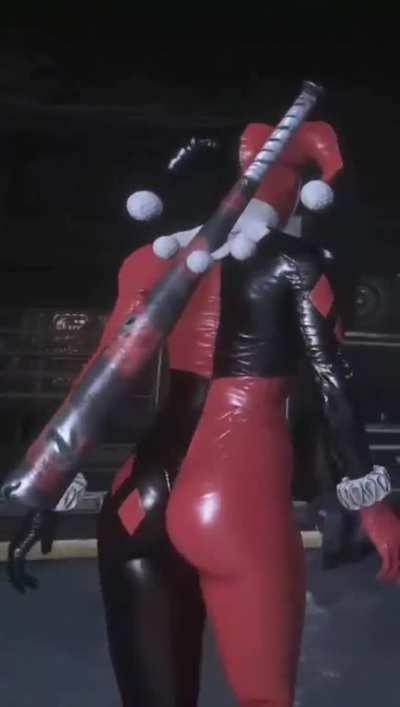 Slow walk on Harley Quinn is sexy - latex squeezing her thicc big ass.