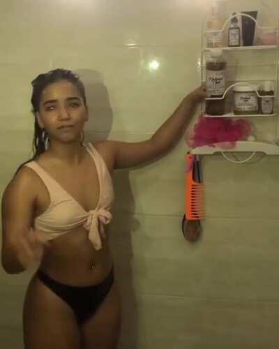 Caomi lavandose el pelo 🍑🔥