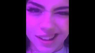 💎💎💎 que musica foda, manda o link dela ai.